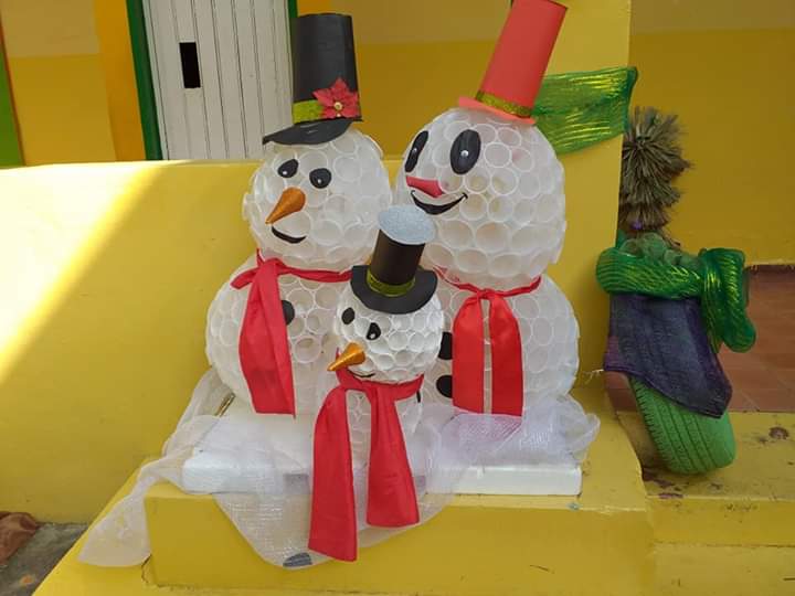  imagen Representaci&oacute;n de mu&ntilde;ecos de nieve realizada por estudiantes, utilizando vasos pl&aacute;sticos vac&iacute;os como insumo. Resultados de concurso Embellece tu Escuela en Navidad. 