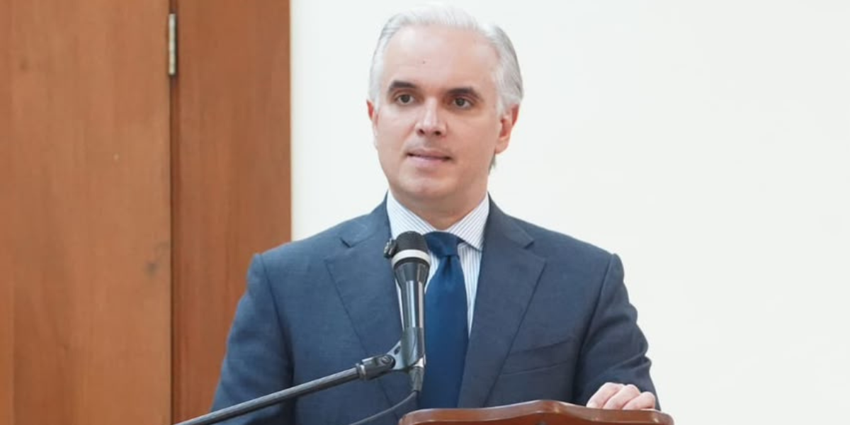  imagen Ministro de Educaci&oacute;n, Luis Miguel De Camps, participando en la asamblea del Pacto Nacional para la Reforma Educativa. 