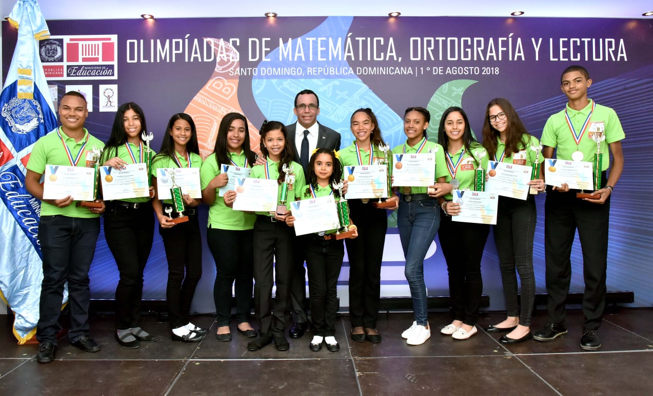  imagen Ministro Andr&eacute;s Navarro de pie junto a estudiantes galardonados de las olimp&iacute;adas de Matem&aacute;tica, Ortograf&iacute;a y Lectura&nbsp; 
