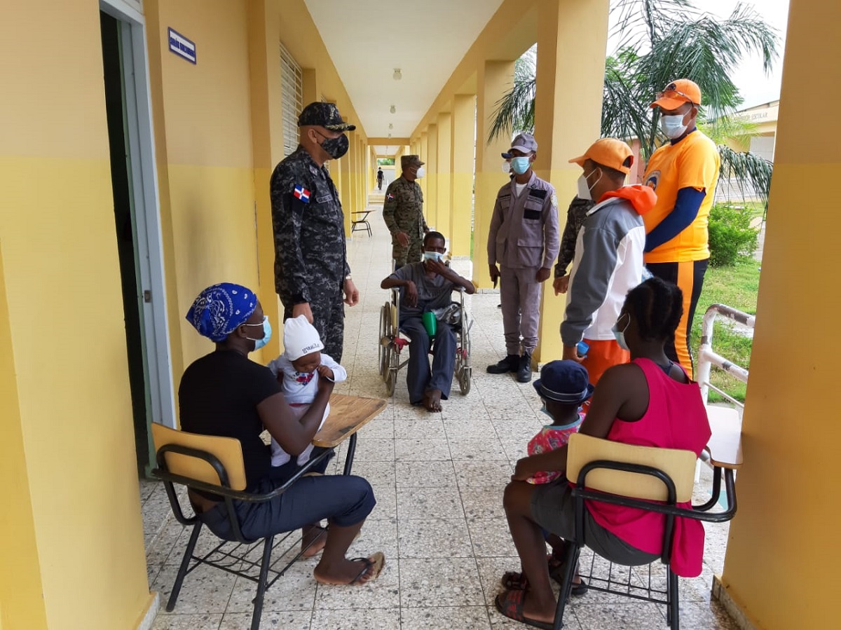  imagen El director de la Polic&iacute;a Escolar coronel Jiovanny Gil Su&aacute;rez, encabez&oacute; un amplio recorrido de supervisi&oacute;n y vigilancia por los centros educativos de la regi&oacute;n Este del pa&iacute;s, para constatar los da&ntilde;os ocasionados hasta el momento por la tormenta Laura que pasa sobre el territorio nacional.
&nbsp; 