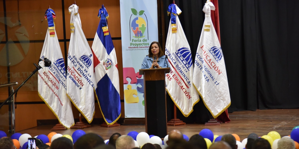  imagen Directores regionales y otras personalidades que estuvieron presentes en la actividad, posan para una fotograf&iacute;a. 