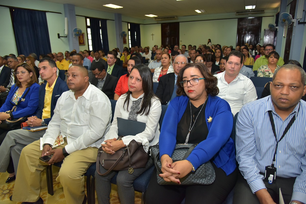  imagen Coordinadores de ejes, t&eacute;cnicos regionales y distritales, miembros de la sociedad civil, representantes de las Asociaciones sin Fines de Lucro (ASFL), juntas de vecinos, directores de centros educativos y maestros. 