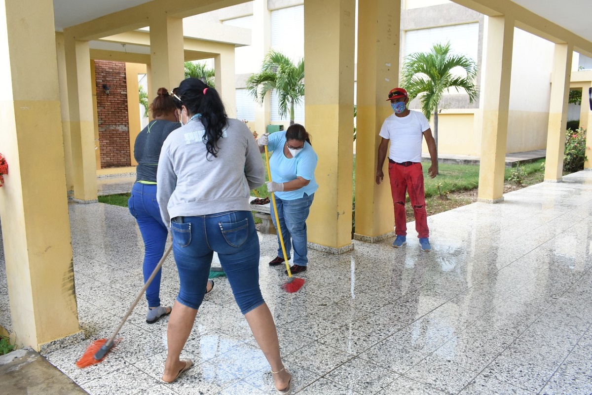  imagen Personal durante labores de limpieza 