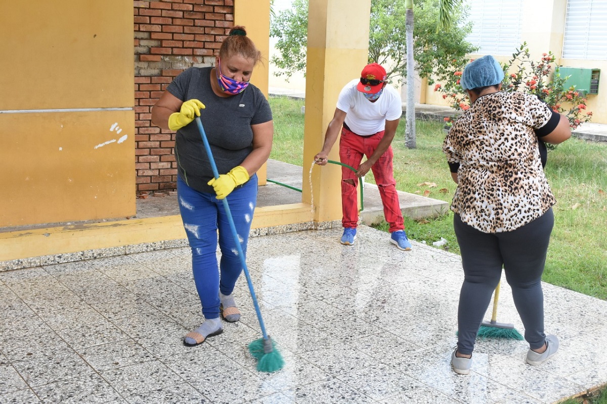  imagen Personal durante labores de limpieza 