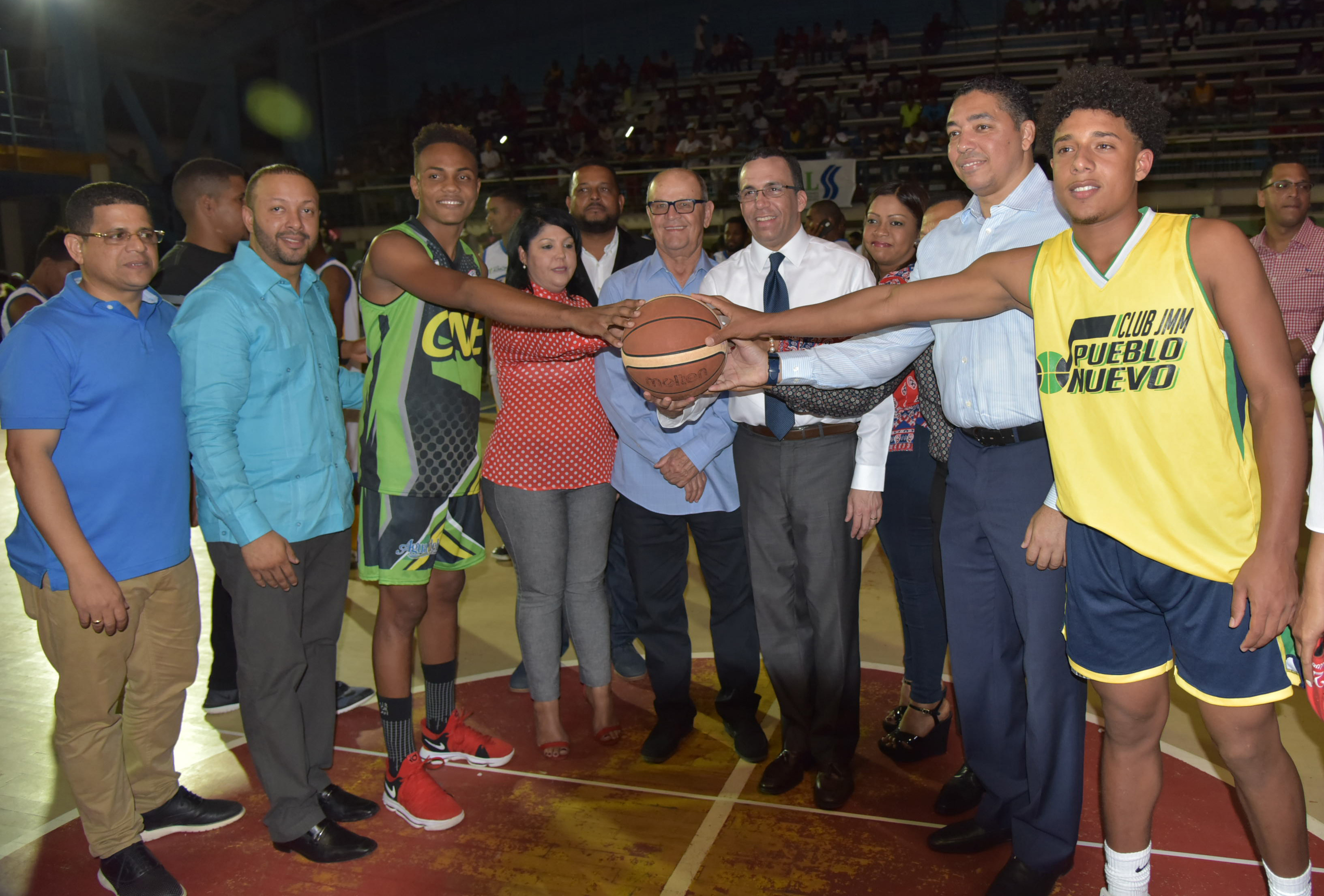  imagen Ministro Andr&eacute;s Navarro de pie sosteniendo bal&oacute;n de basketbal junto a estudiantes y representantes de la Asociaci&oacute;n de Baloncesto de S&aacute;nchez Ram&iacute;rez
&nbsp; 