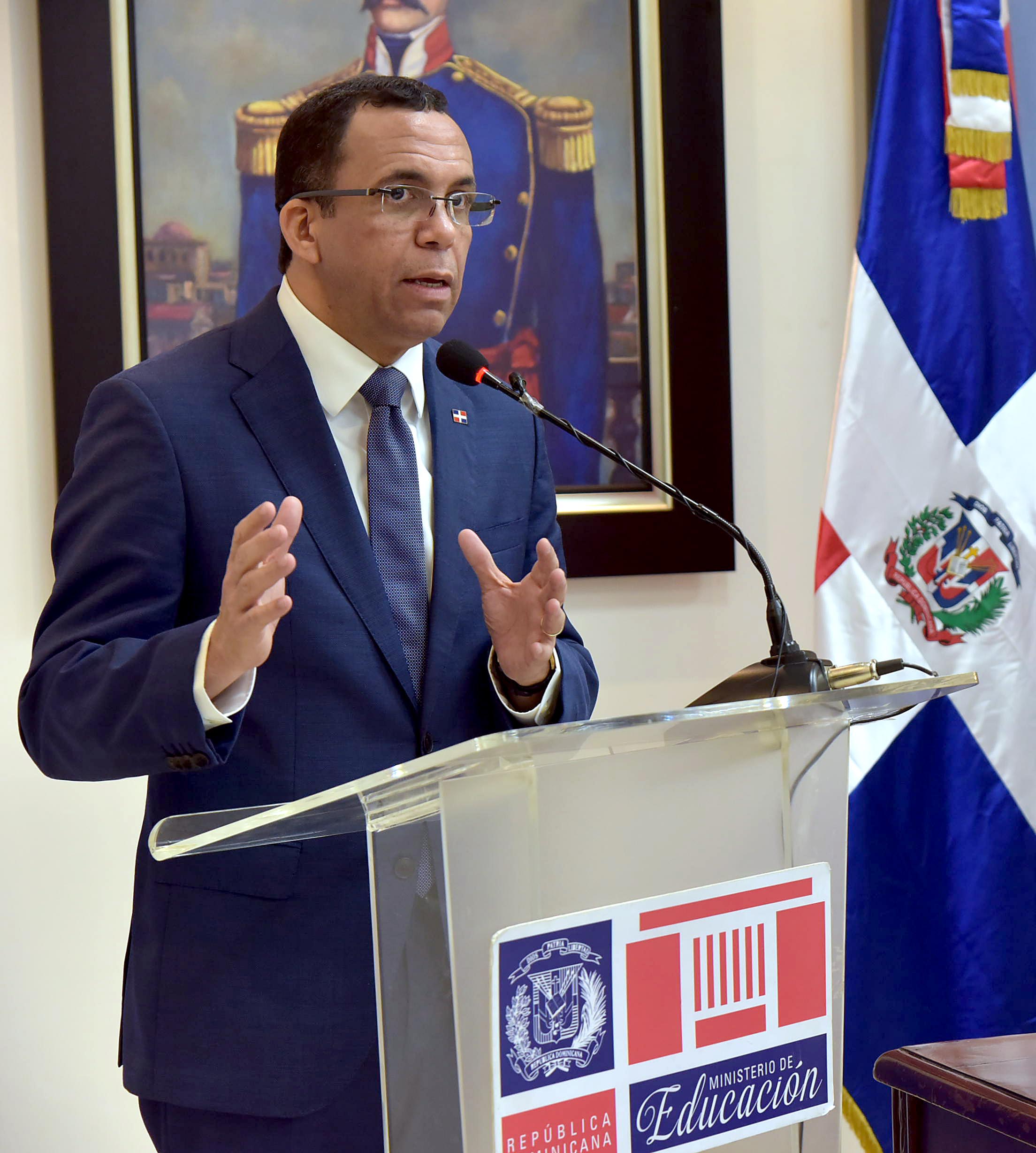  imagen Ministro Andr&eacute;s Navarro y hom&oacute;logo mexicano sentados firmando convenio de cooperaci&oacute;n para impulsar televisi&oacute;n educativa
&nbsp; 
