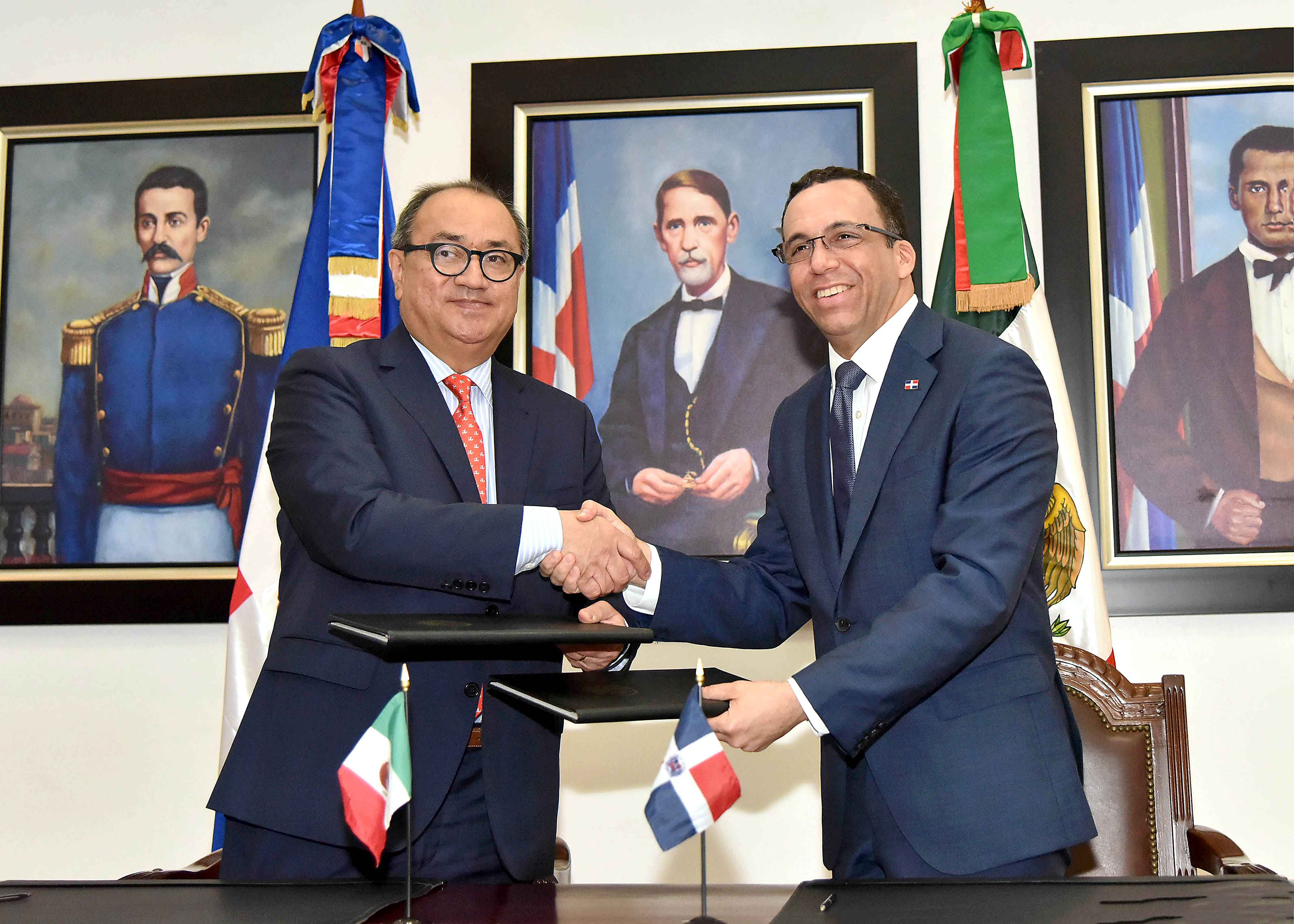  imagen Ministro Andr&eacute;s Navarro y hom&oacute;logo mexicano sentados firmando convenio de cooperaci&oacute;n para impulsar televisi&oacute;n educativa
&nbsp; 