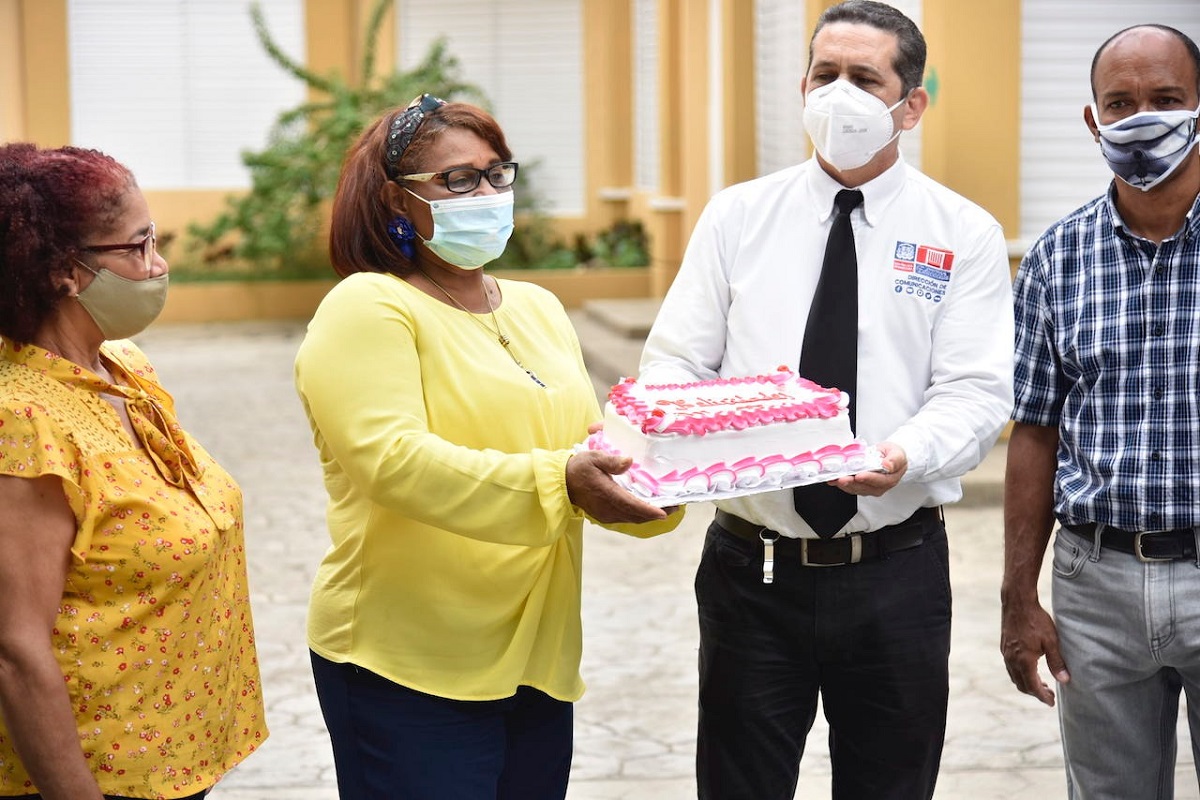  imagen Ministerio de Educaci&oacute;n agasajando docentes de centros educativos de la capital con motivo del D&iacute;a del Maestro 
