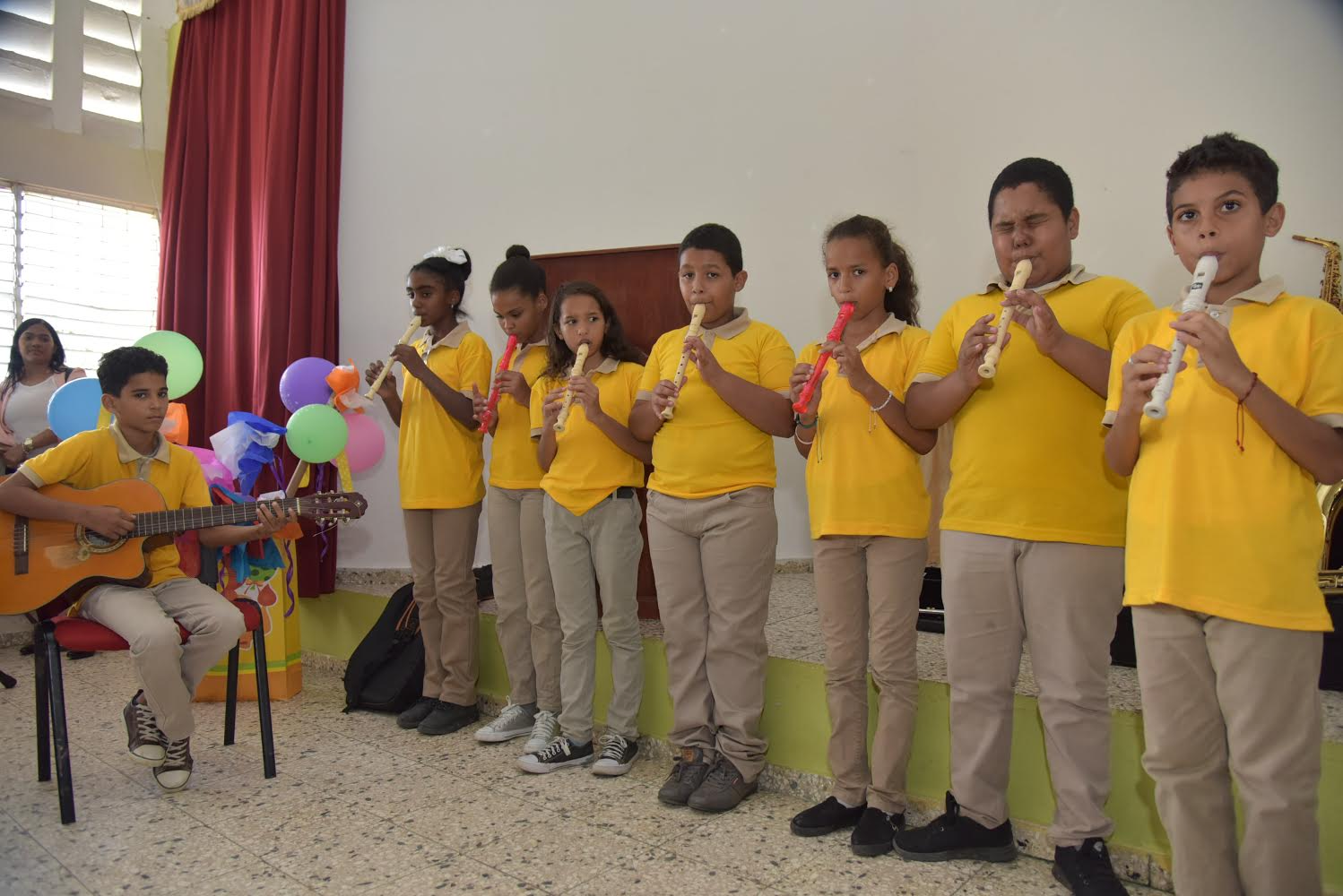  imagen Representantes de la banda musical&nbsp;de la Escuela Miguel &Aacute;ngel Jim&eacute;nez con algunos de los instrumentos entregados. 