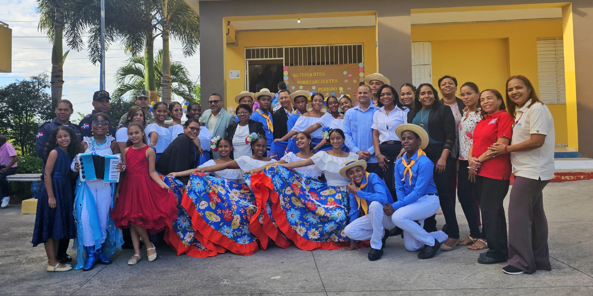  imagen Fotos de estudiantes en la expladana del plantel educativo. 