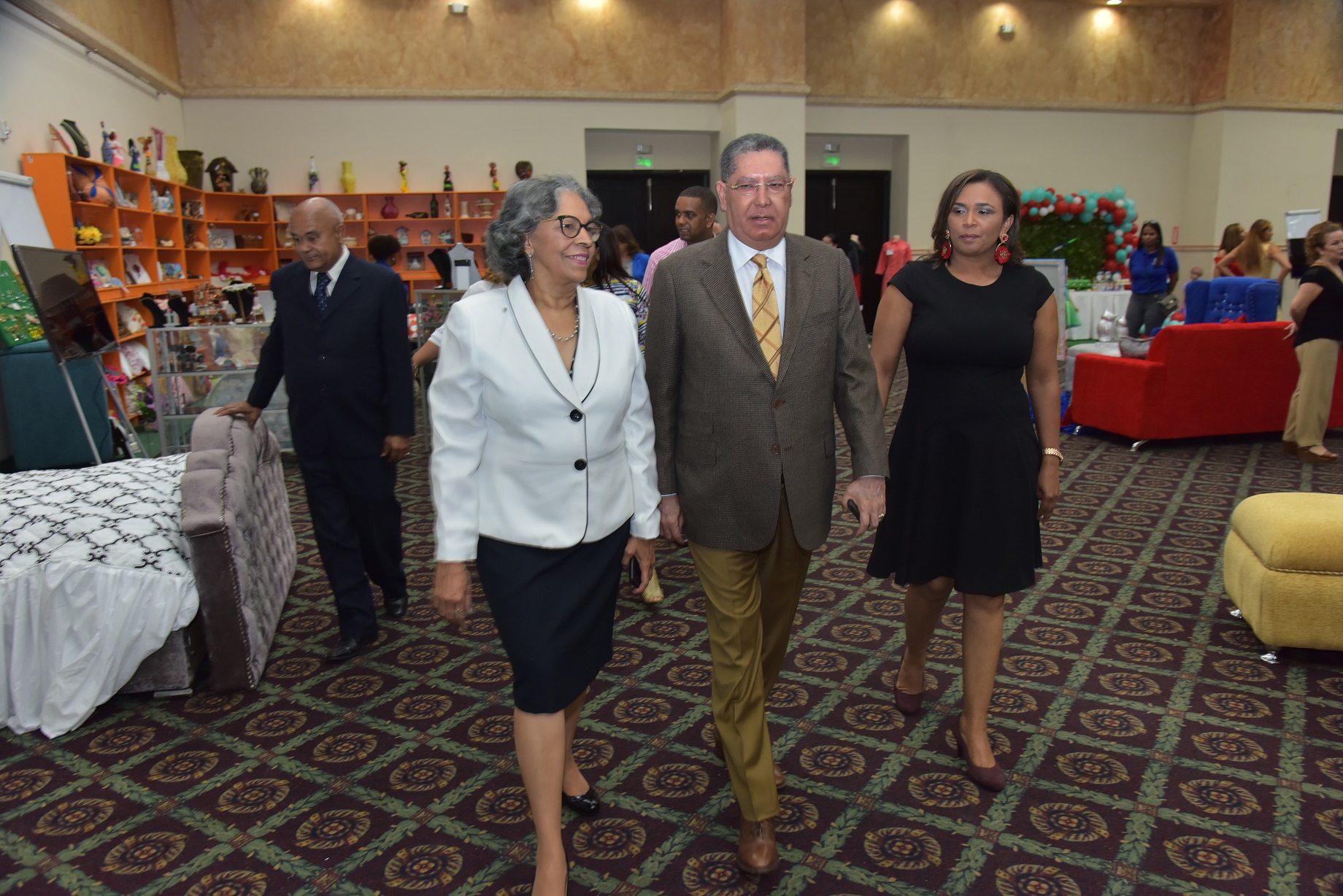  imagen Licenciada Angela M. de Educaci&oacute;n Laboral se dirige a los presentes durante acto. 