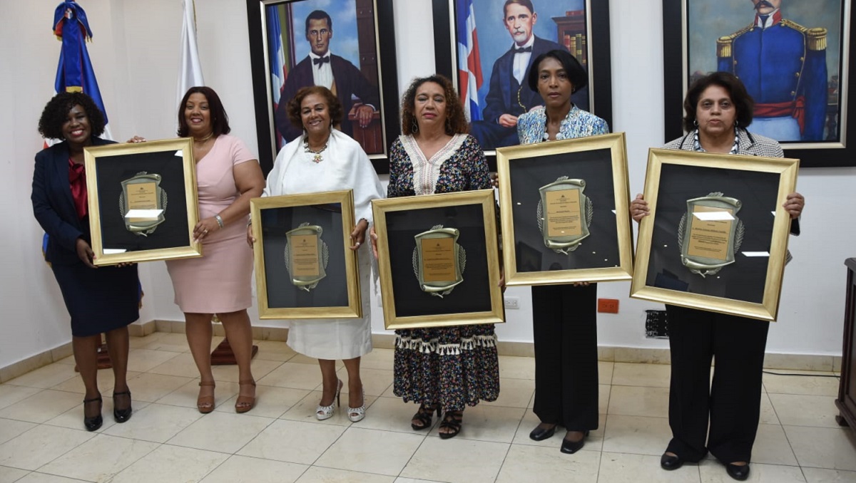  imagen exdirectoras reconocidas&nbsp; Ana Rosal&iacute;a Santos Castillo, Luisa Am&eacute;rica Mateo Dicl&oacute;, Esperanza Ondina Suero Terrero, Marianela Pinales y Marina Antonia Hilario Castillo 