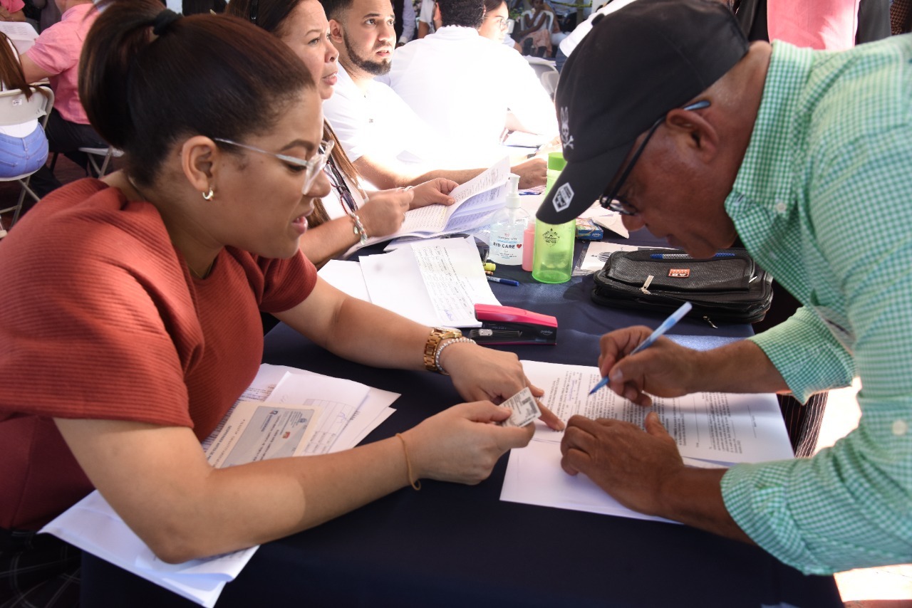  imagen Directora de Recursos Humanos habla a la prensa.
&nbsp; 