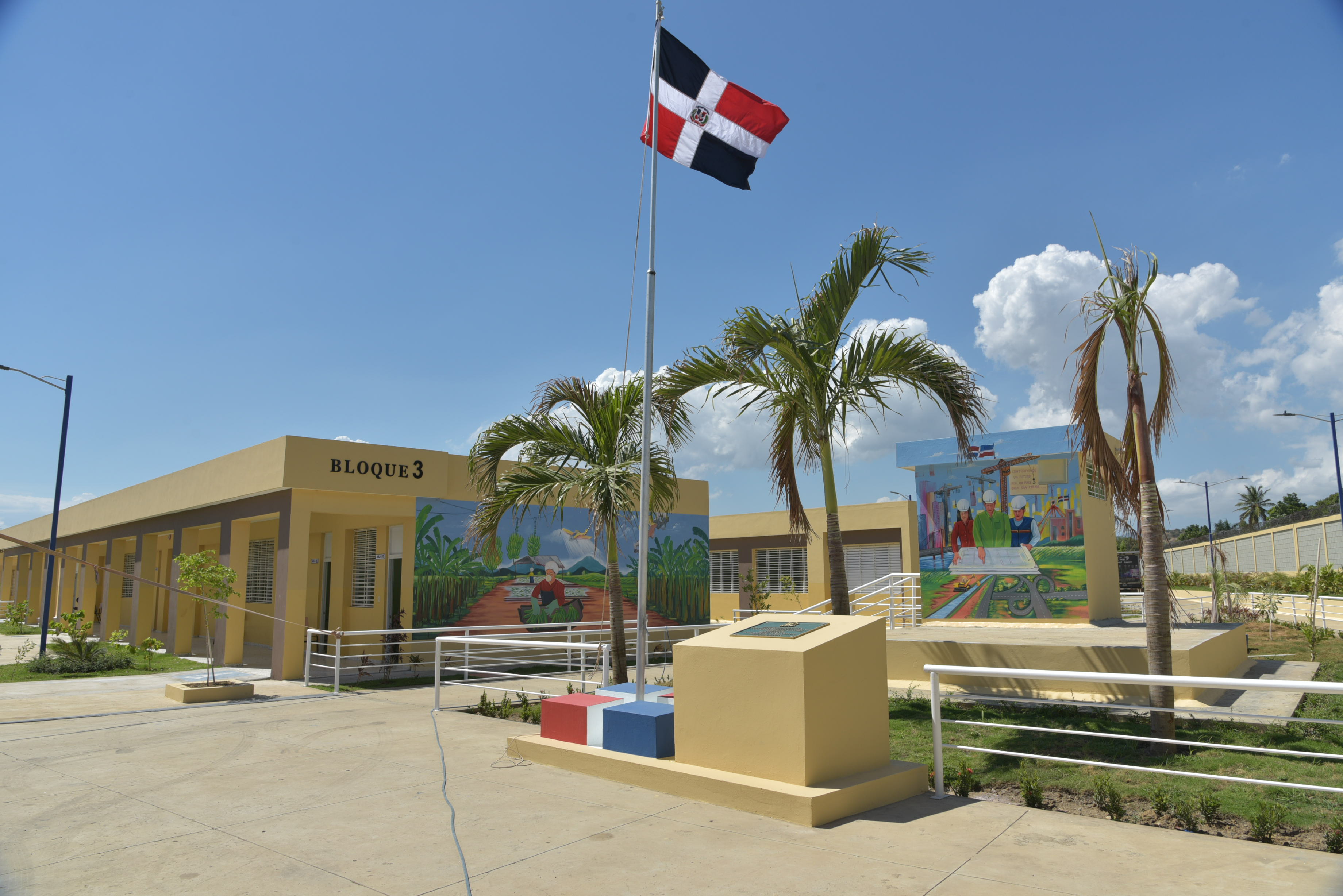  imagen Presidente Danilo Medina de pie junto a Ministro Andr&eacute;s Navarro, Francisco Pagan y demas autoridades educativas cortando cinta dejando inaugurado nuevo polit&eacute;cnico en municipio Esperanza 