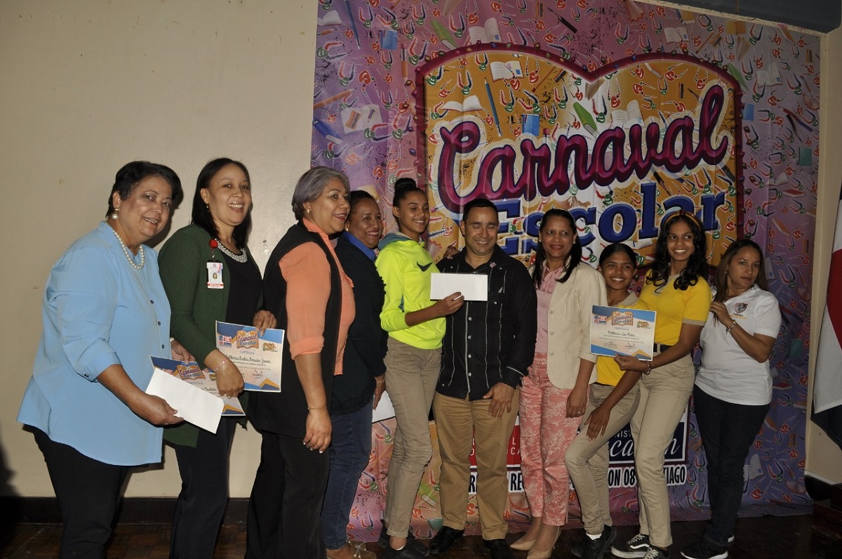  imagen Miembros de comparsas ganadoras recibiendo sus premios. 