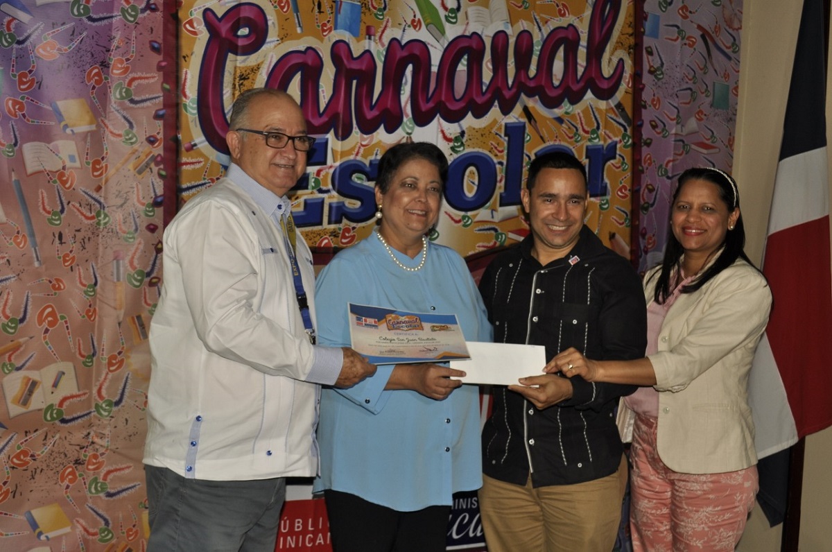  imagen Miembros de comparsas ganadoras recibiendo sus premios. 