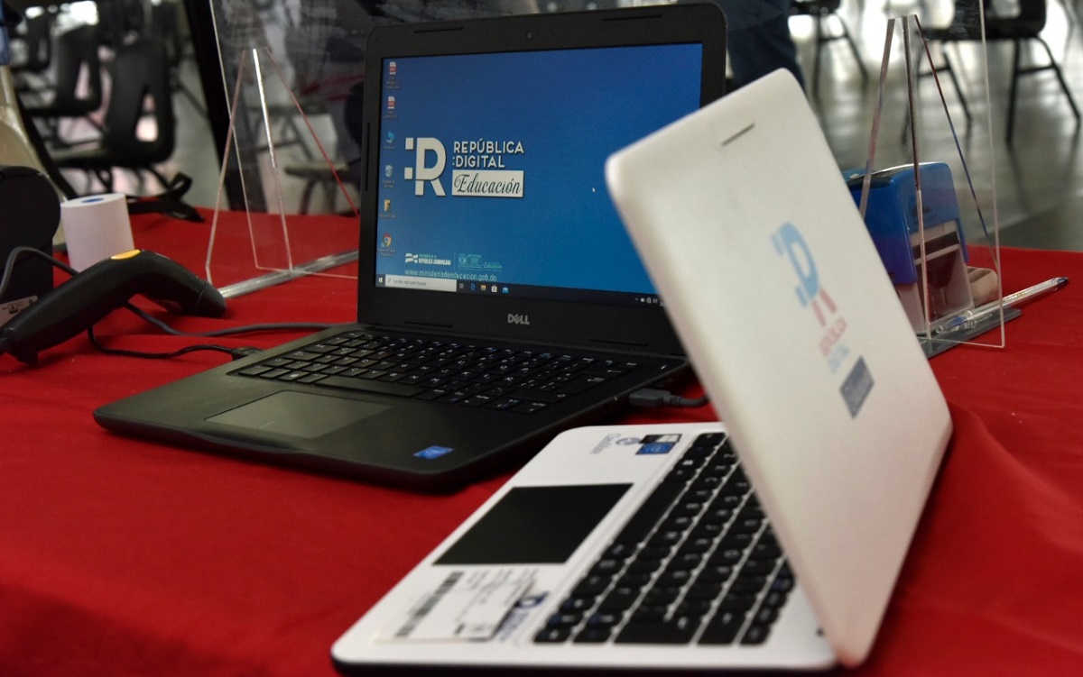  imagen Equipos entregados por el MINERD, 