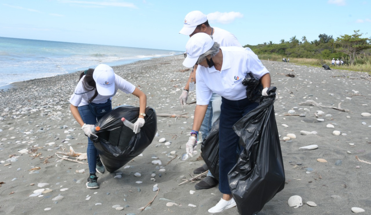  imagen Empleados de INABIMA participan de una jornada de limpieza e higienizaci&oacute;n en la playa en Ban&iacute;. 