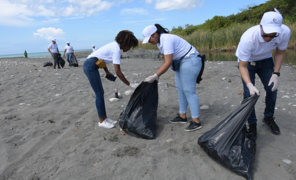  imagen Empleados de INABIMA participan de una jornada de limpieza e higienizaci&oacute;n en la playa en Ban&iacute;. 