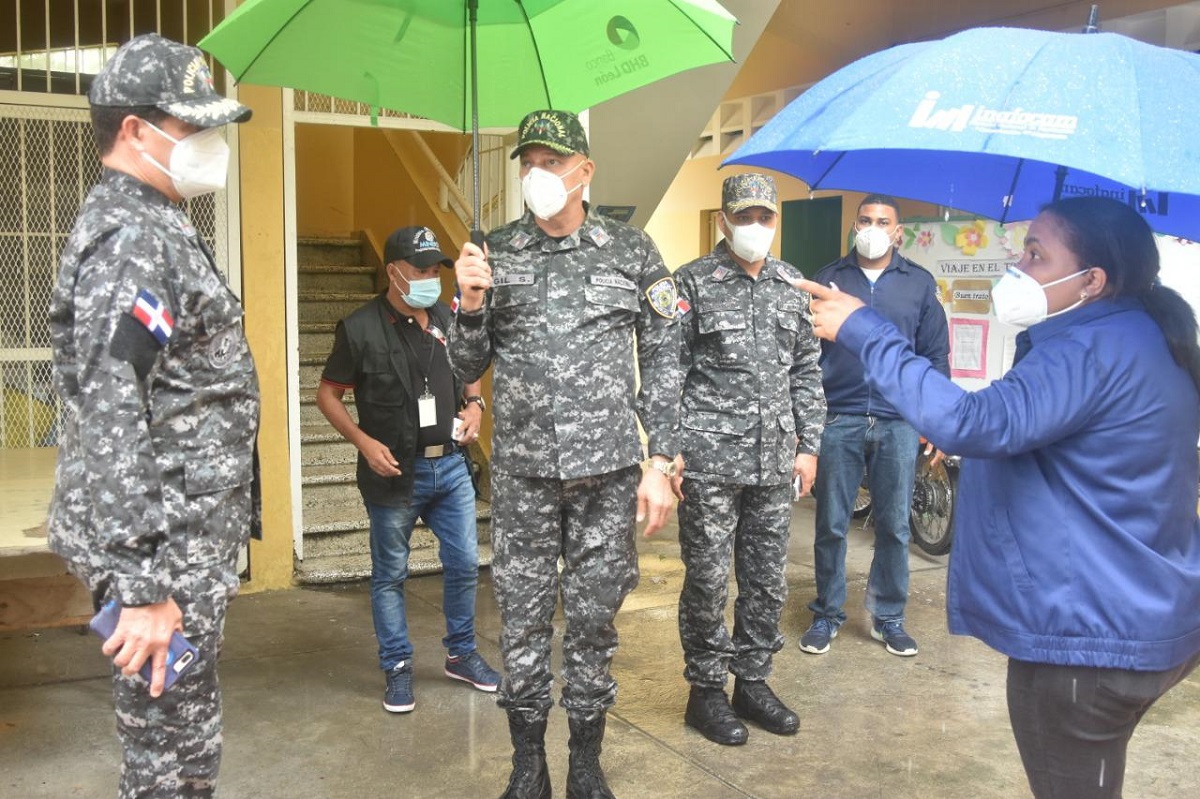 imagen El director de la Polic&iacute;a Escolar, coronel Jiovanny Gil Su&aacute;rez, y la directora de la Regional 07 del Ministerio de Educaci&oacute;n, Mariel Santos Mora, realizando un extenso recorrido por varios centros educativos de esta provincia Duarte, para constatar la salud de las familias refugiadas y las condiciones de los planteles, tras el paso por el pa&iacute;s de la tormenta Isa&iacute;as, hoy hurac&aacute;n categor&iacute;a 1. 