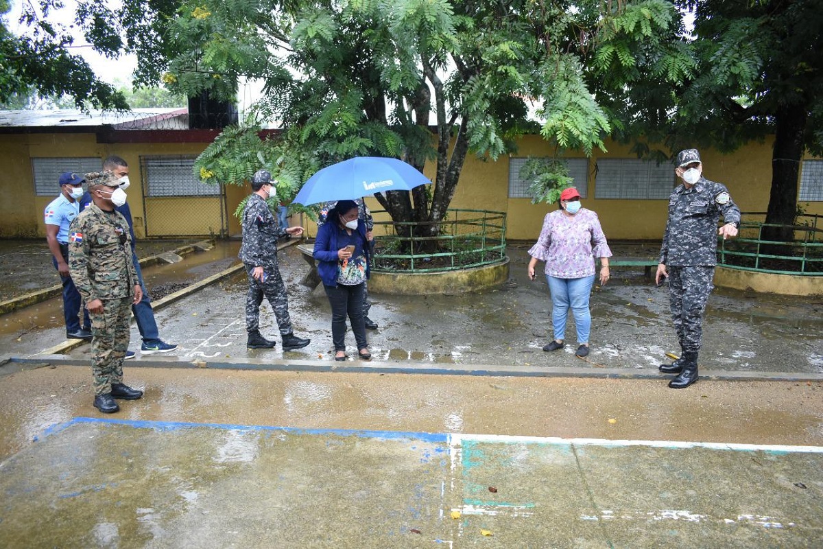  imagen El director de la Polic&iacute;a Escolar, coronel Jiovanny Gil Su&aacute;rez, y la directora de la Regional 07 del Ministerio de Educaci&oacute;n, Mariel Santos Mora, realizando un extenso recorrido por varios centros educativos de esta provincia Duarte, para constatar la salud de las familias refugiadas y las condiciones de los planteles, tras el paso por el pa&iacute;s de la tormenta Isa&iacute;as, hoy hurac&aacute;n categor&iacute;a 1. 