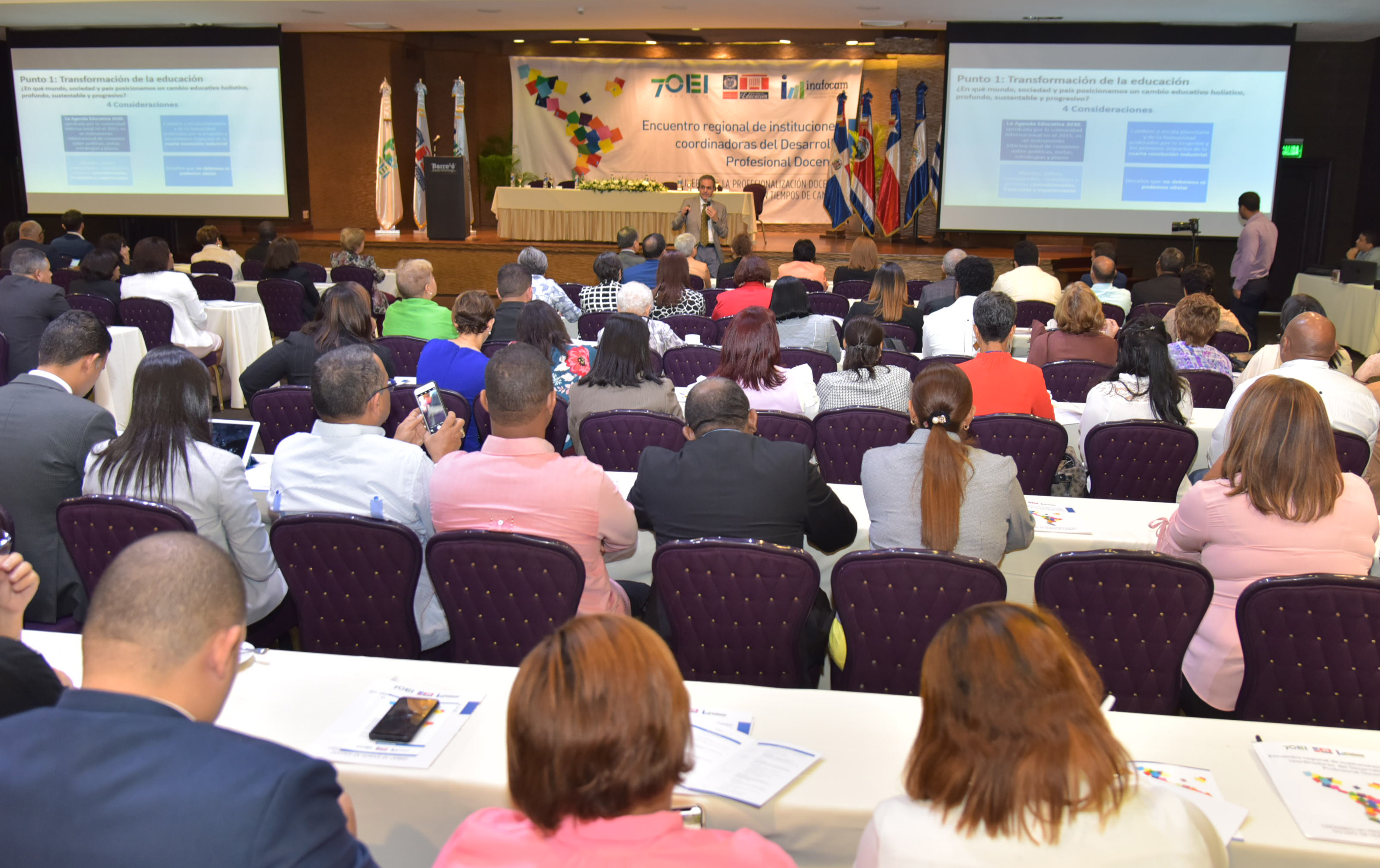  imagen Consultor chileno Jaime Veas durante conversatorio frente a los presentes en la conferencia. 