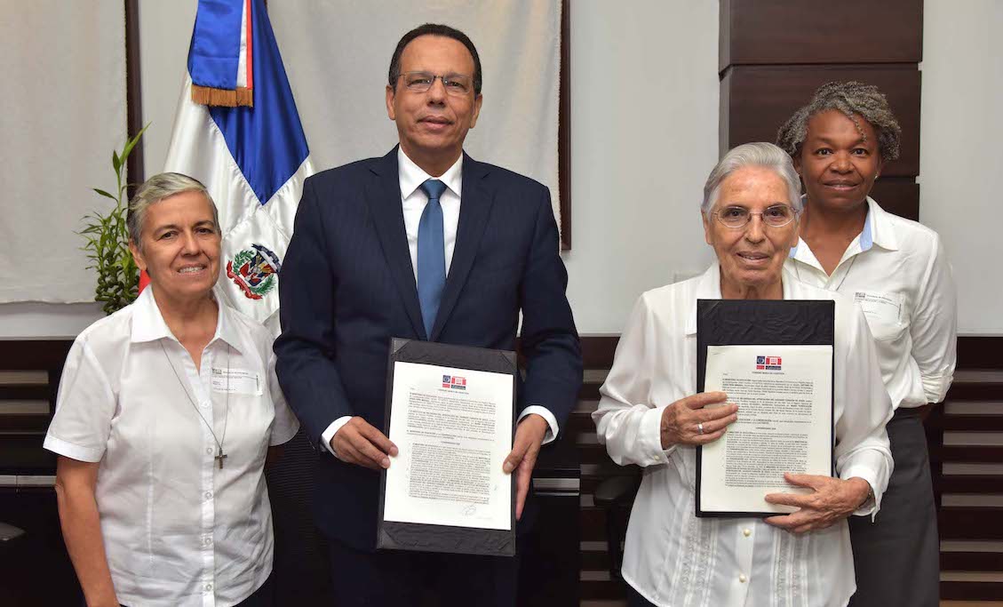  imagen Firma de acuerdo de co-gesti&oacute;n entre el ministro Antonio Pe&ntilde;a Mirabal y Mar&iacute;a Purificaci&oacute;n Castillo Cantera,&nbsp;representante de la congregaci&oacute;n religiosa Instituto de Religiosas del Apostolado del Sagrado Coraz&oacute;n de Jes&uacute;s. 