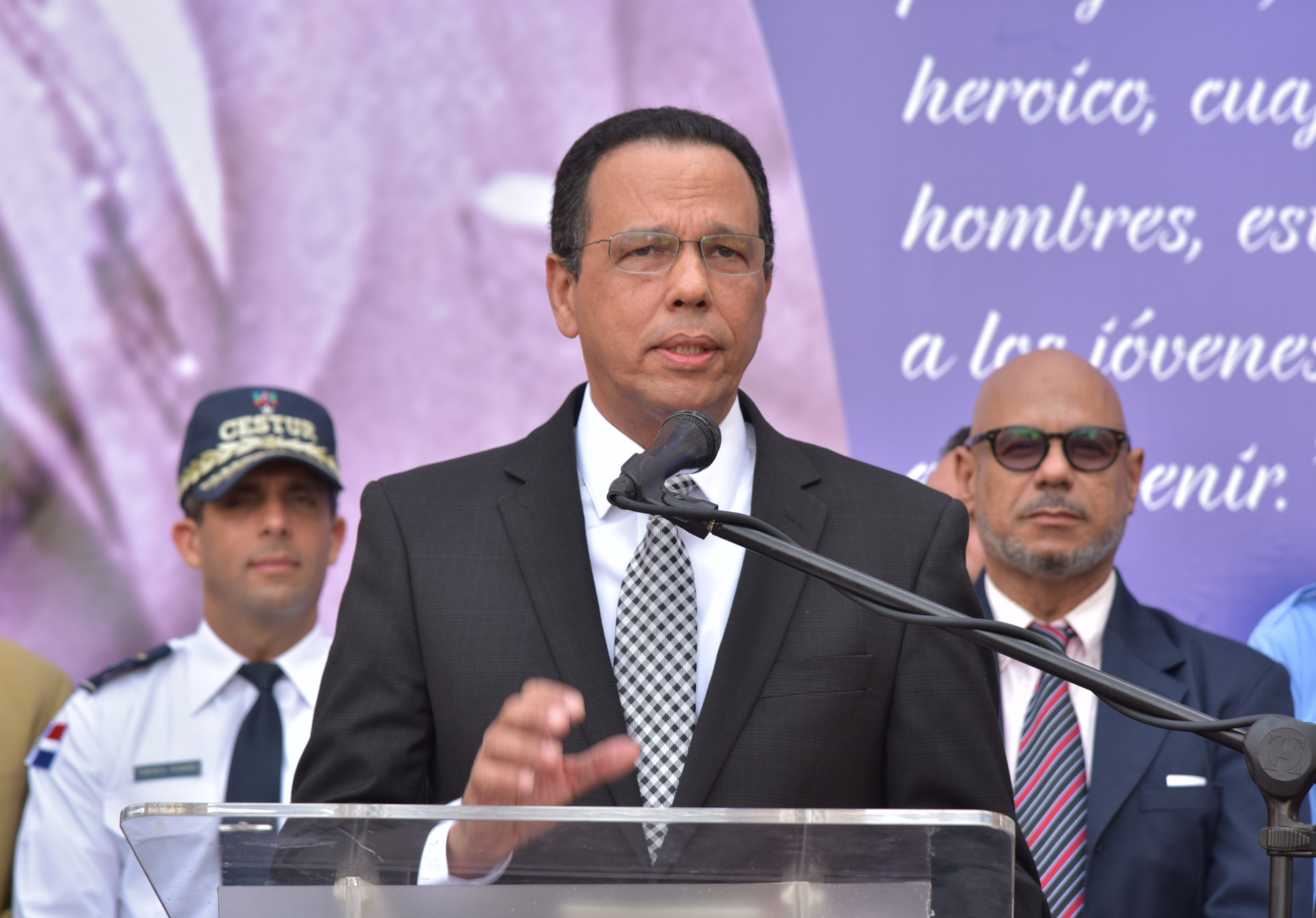  imagen Ministro de Educaci&oacute;n se dirige a los presentes en el evento. 