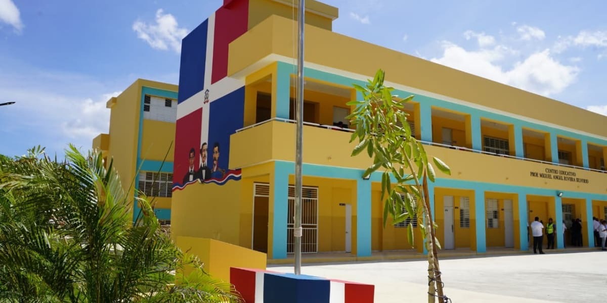  imagen El presidente Luis Abinader en la inauguraci&oacute;n de varios centros educativos y una estancia infantil en Puerto Plata. 