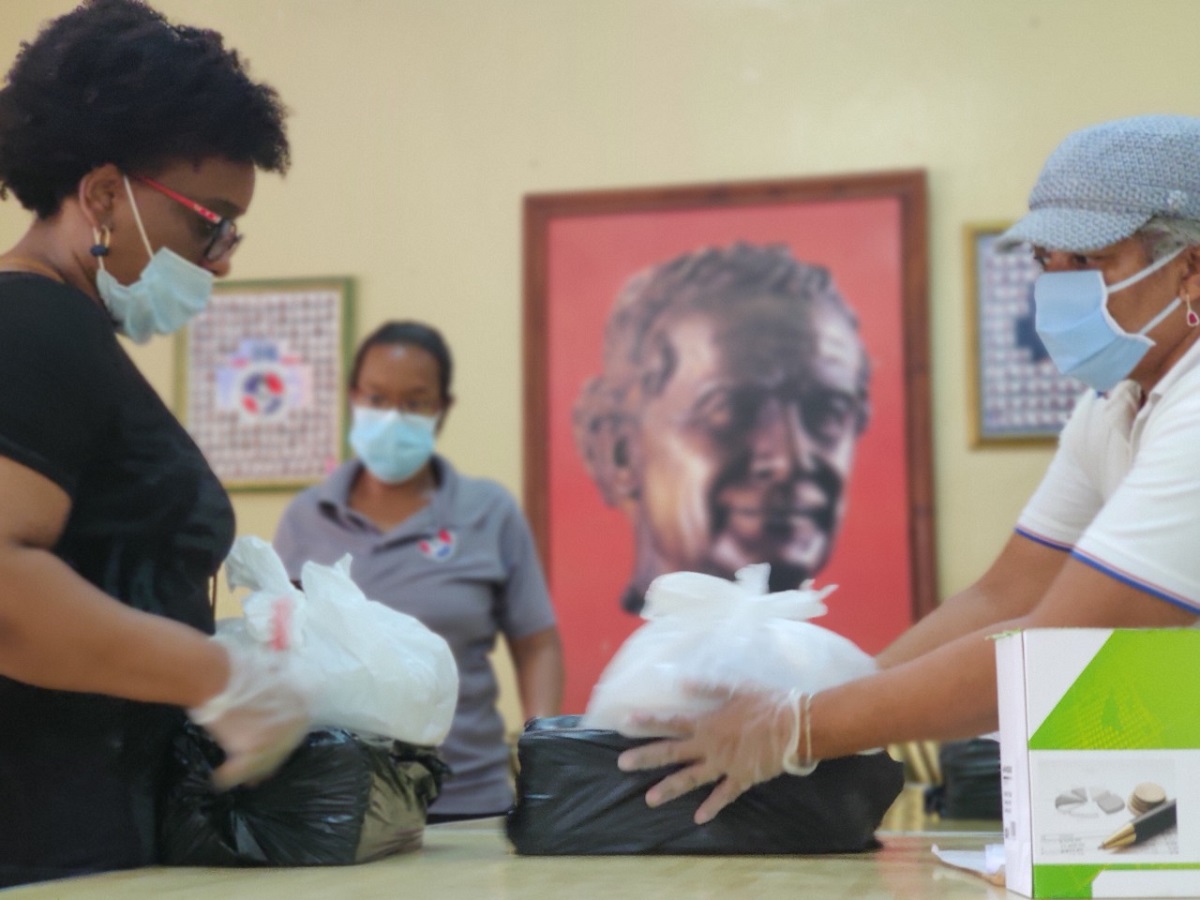  imagen &ldquo;Las familias, cuando llegan al centro, son recibidas por un personal, se dirigen hasta el lugar en donde se confirma el nivel al que pertenece el ni&ntilde;o y se le entrega un ticket con el que retira la porci&oacute;n en el centro de acopio&rdquo;, indic&oacute;.
&nbsp; 