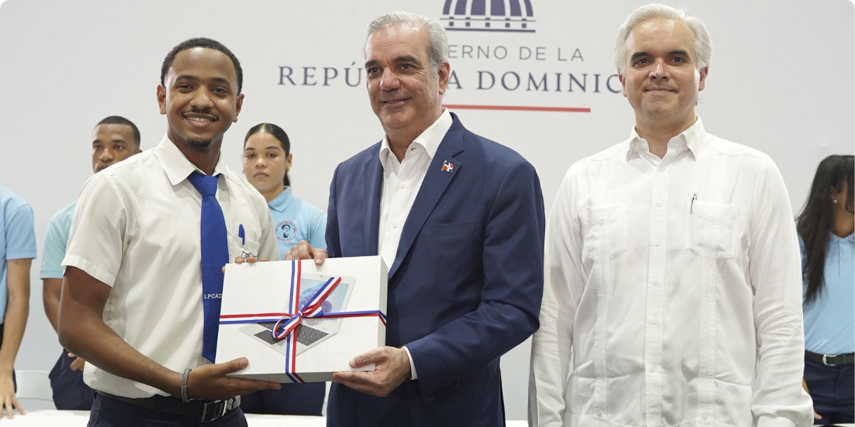  imagen El presidente Luis Abinader junto al ministro de Educaci&oacute;n, Luis Miguel De Camps 