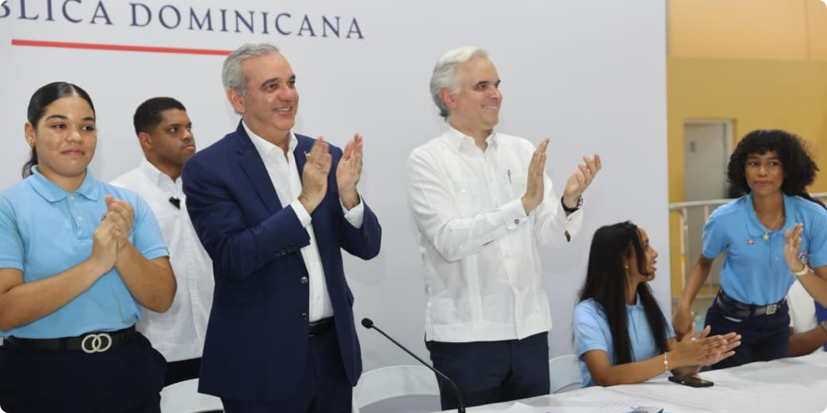  imagen El presidente Luis Abinader junto al ministro de Educaci&oacute;n, Luis Miguel De Camps 