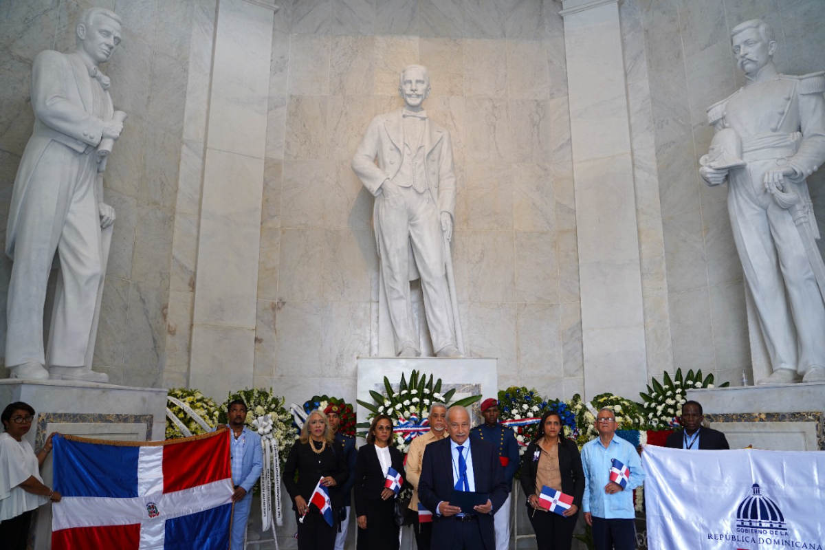  imagen Viceministro de Acreditaci&oacute;n y Certificaci&oacute;n Docente, Francisco D&rsquo;&Oacute;leo, posa con la bandera en el Parque Independencia. 