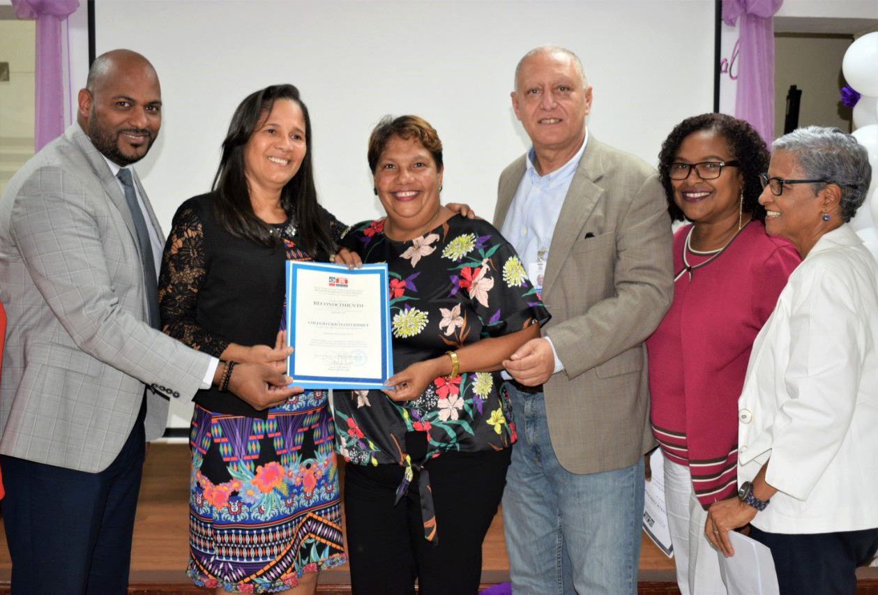  imagen Entrega de los certificados de reconocimiento a los colegios privados y sus representantes que fueron evaluados en el per&iacute;odo 2018-2019 por el MINERD. 