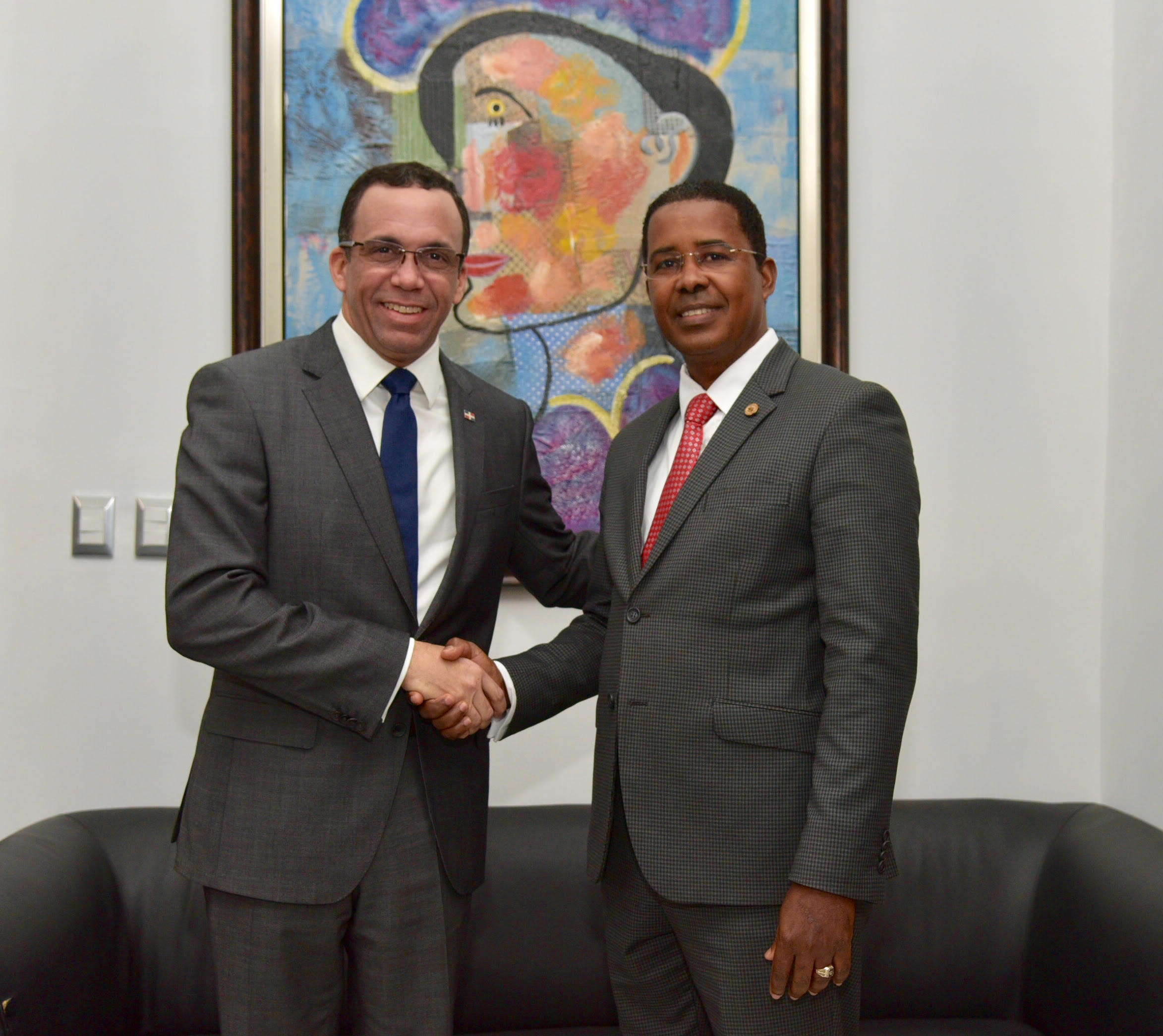  imagen Ministro de Educaci&oacute;n Andr&eacute;s Navarro de pie en podium dirigiendo conferencia magistral en el Colegio Dominicano de Ingenieros, Arquitectos y Agrimensores.&nbsp; 