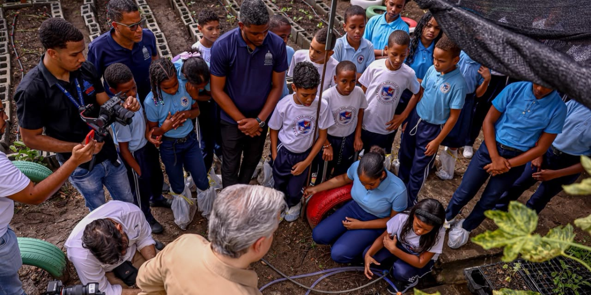  imagen Estudiantes del centro Educativo San Jos&eacute; Obrero presentando al Ministro Luis Miguel De Campos proyectos innovadores. 