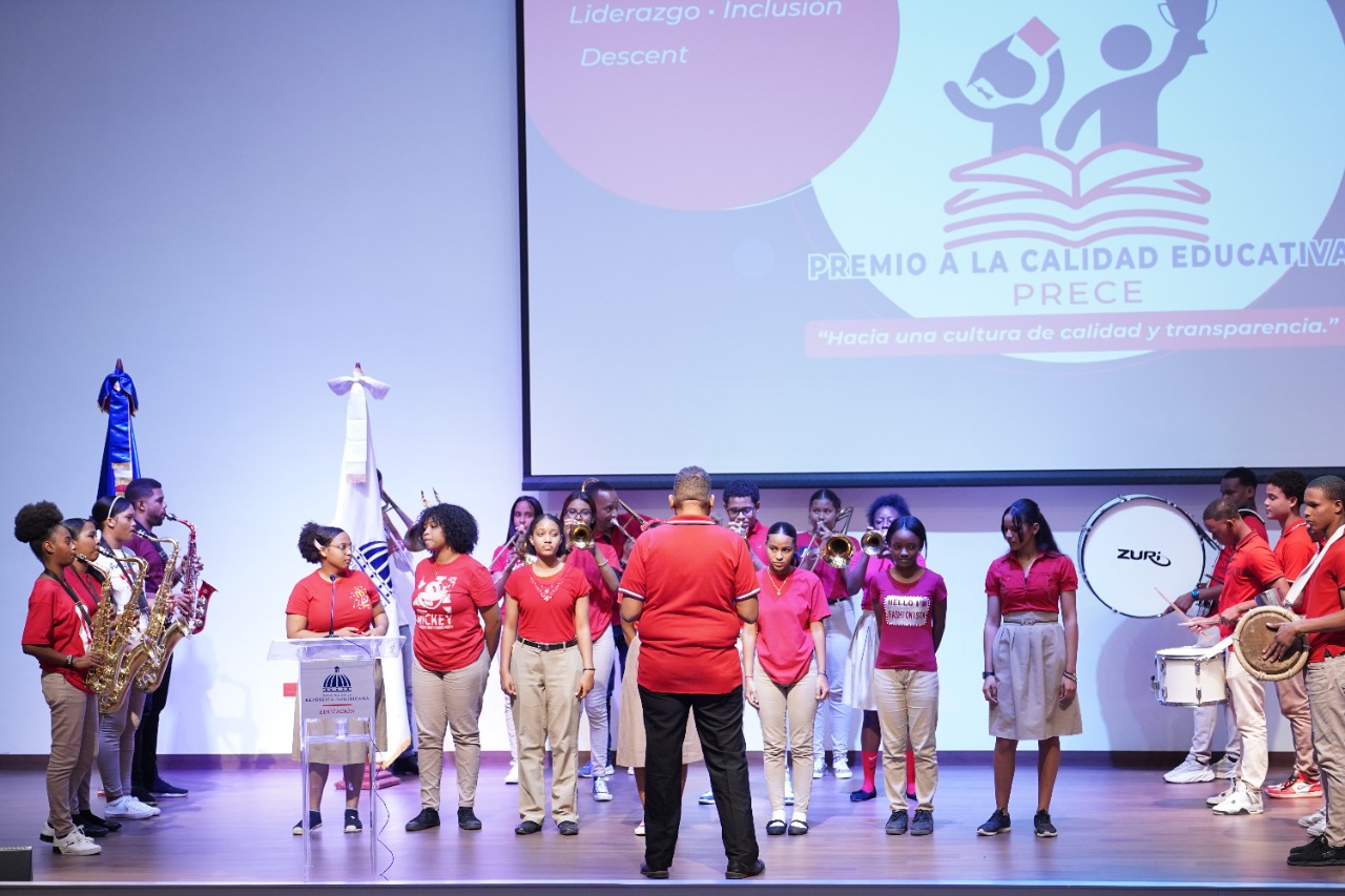  imagen Viceministra de Educaci&oacute;n de Asuntos T&eacute;cnicos y Pedag&oacute;gicos, Ancell Scheker, junto a estudiante y otras autoridades. 