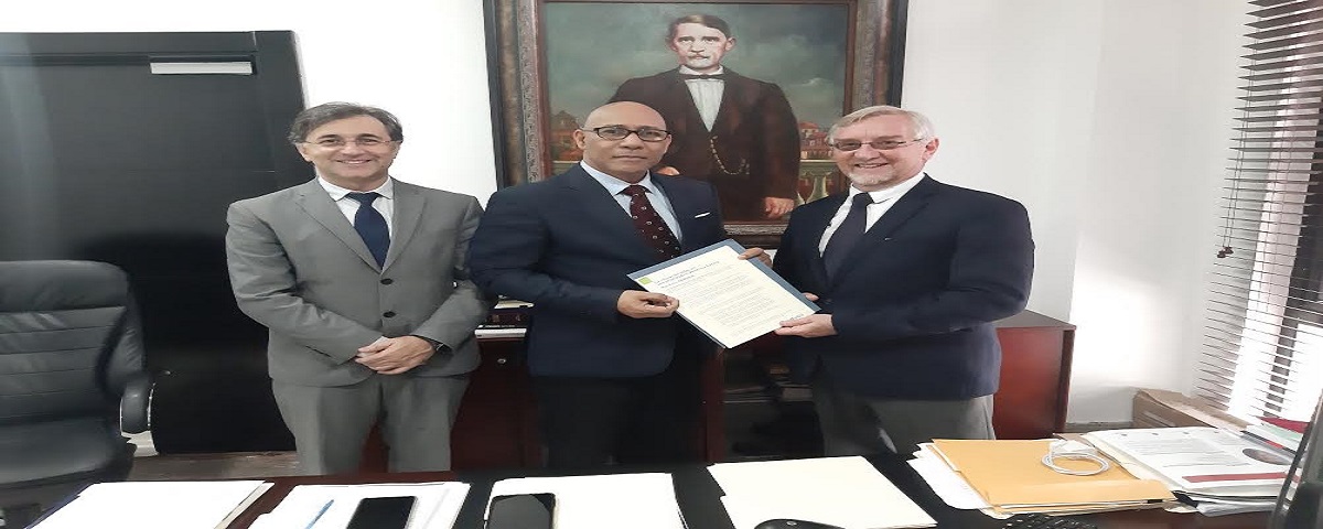  imagen Henry Santos junto a dirigentes de REDUCA 