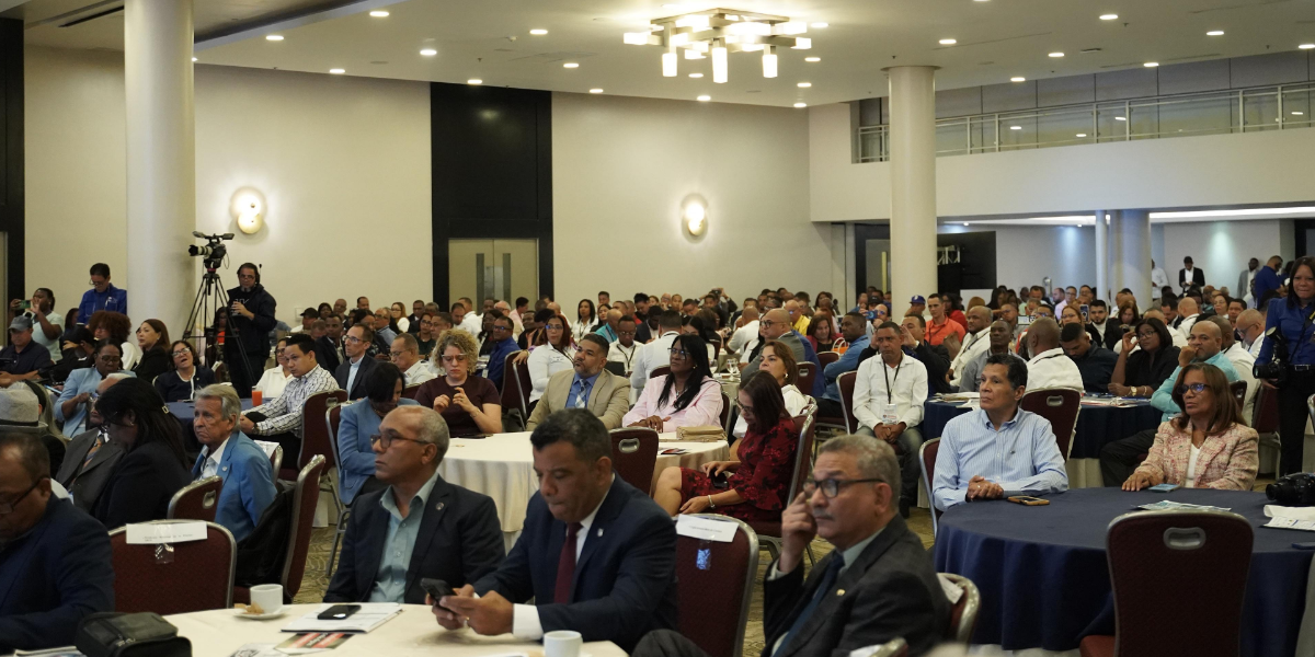  imagen ministro de Educaci&oacute;n junto a entidades de la ADP 