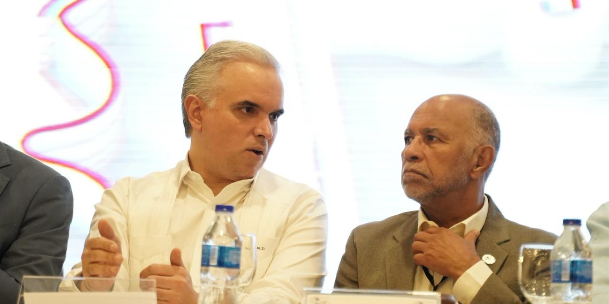  imagen ministro de Educaci&oacute;n junto a entidades de la ADP 