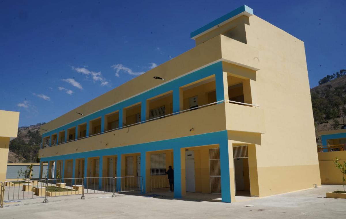  imagen Presidente de la Rep&uacute;blica Dominicana, Luis Abinader, y el Ministerio de Educaci&oacute;n (MINERD) inauguran centros educativos Escuela B&aacute;sica Juan Pablo Duarte y un Centro de Atenci&oacute;n Integral a la Primera Infancia (CAIPI), en el municipio de Hondo Valle, provincia El&iacute;as Pi&ntilde;a. 