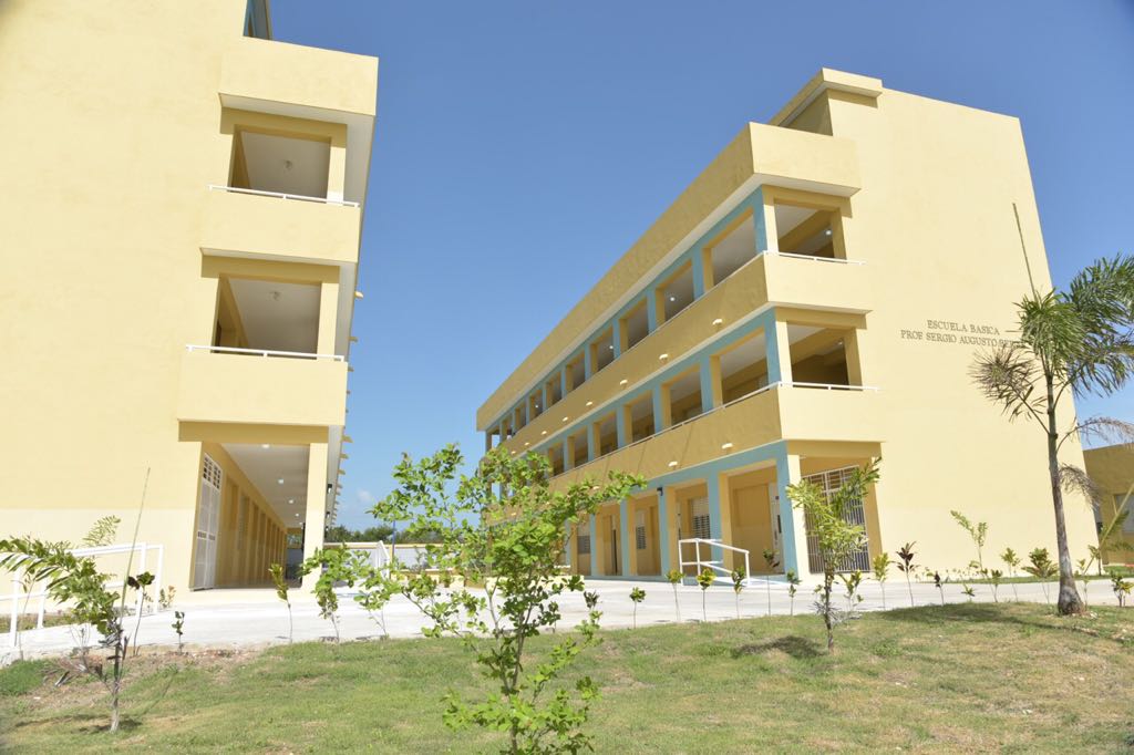  imagen Presidente Medina, Ministro Navarro junto a otras autoridades Educativas cortan cinta durante acto de inauguraci&oacute;n. 