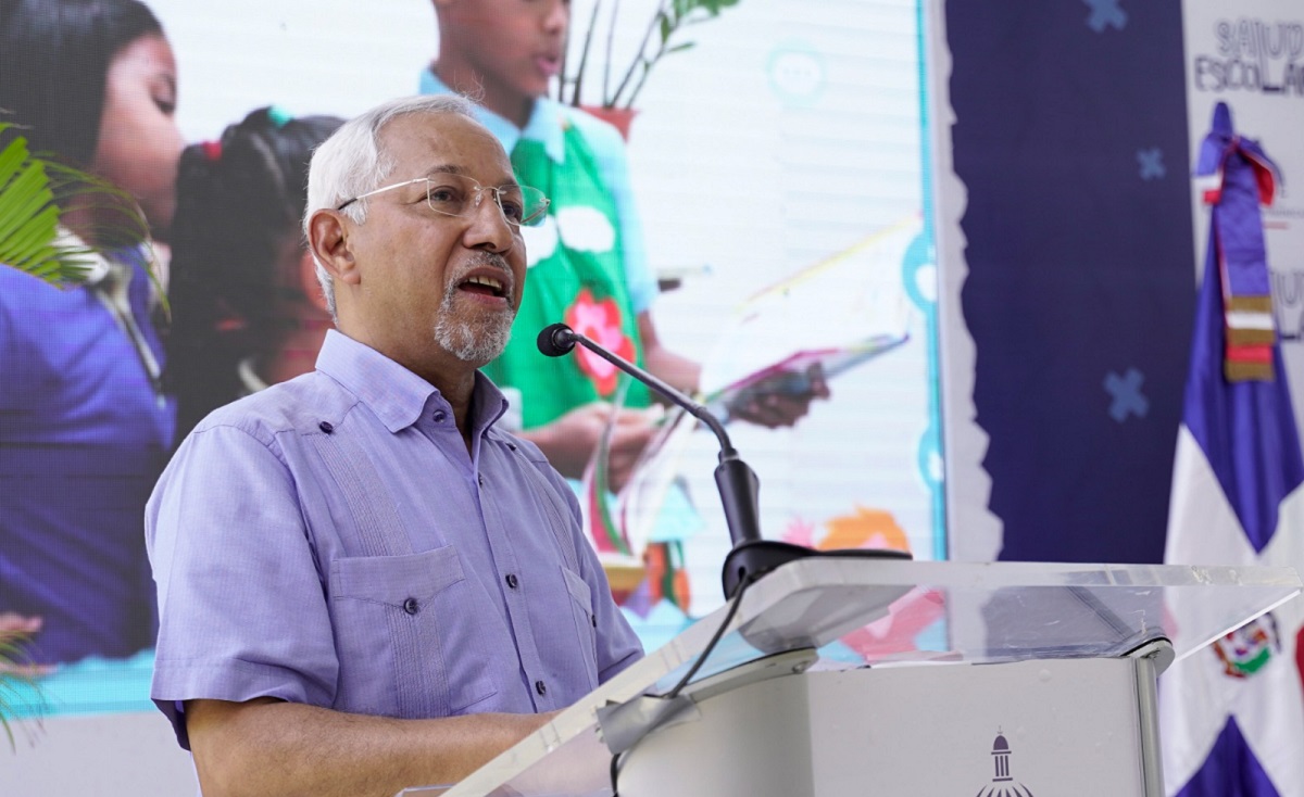  imagen Ministro de&nbsp;Educaci&oacute;n junto a Minisitro de Salud P&uacute;blica&nbsp;sentados en mesa junto a entidades&nbsp;dem&aacute;s 