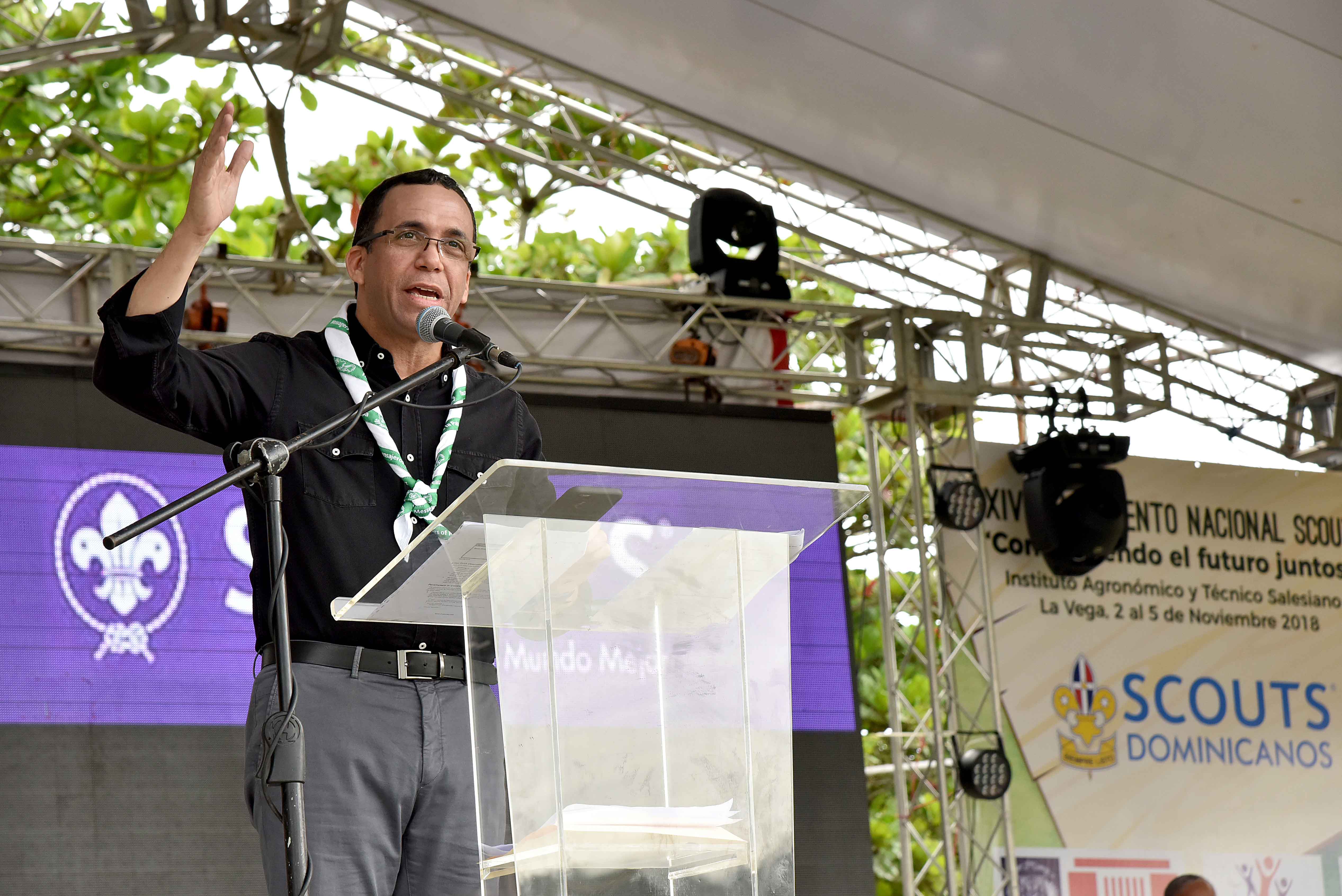  imagen Ministro Andr&eacute;s Navarro de pie estrechando saludos a joven l&iacute;der del movimiento Scouts&nbsp; 
