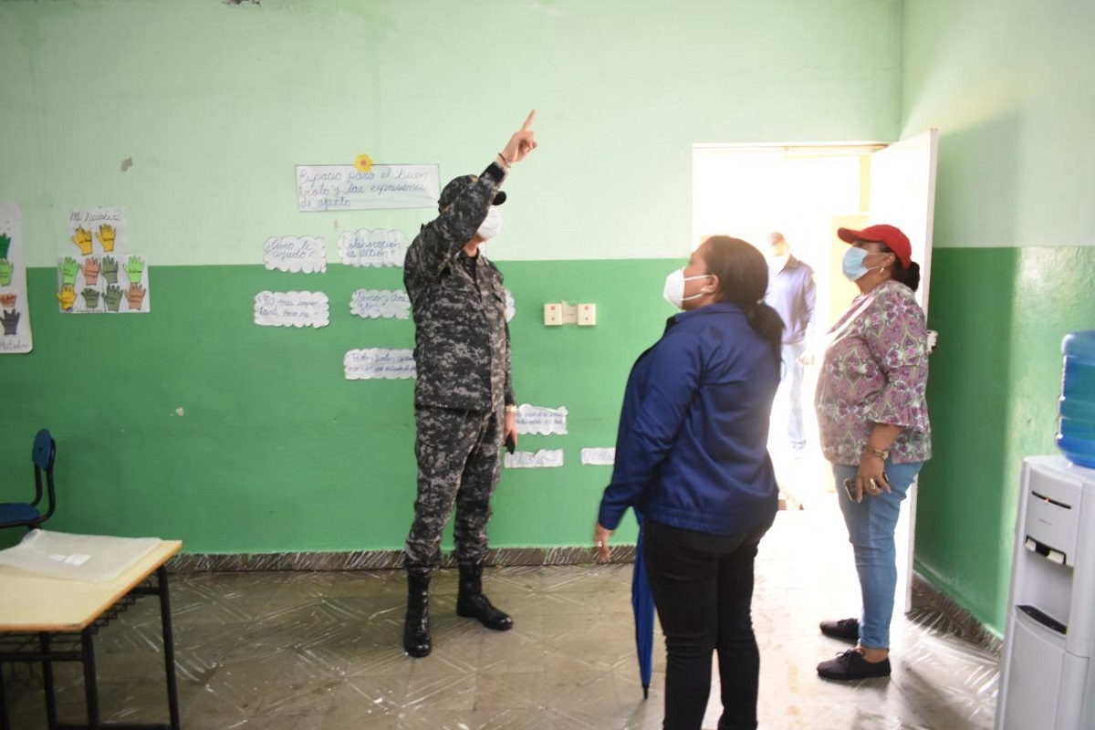  imagen El director de la Polic&iacute;a Escolar, coronel Jiovanny Gil Su&aacute;rez, y la directora de la Regional 07 del Ministerio de Educaci&oacute;n, Mariel Santos Mora, realizando un extenso recorrido por varios centros educativos de esta provincia Duarte, para constatar la salud de las familias refugiadas y las condiciones de los planteles, tras el paso por el pa&iacute;s de la tormenta Isa&iacute;as, hoy hurac&aacute;n categor&iacute;a 1. 