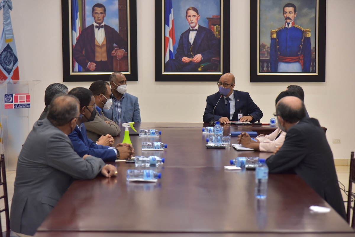  imagen &nbsp;El director de Gabinete del Ministerio de Educaci&oacute;n y presidente de la comisi&oacute;n de transici&oacute;n de las autoridades actuales, Henry Santos 