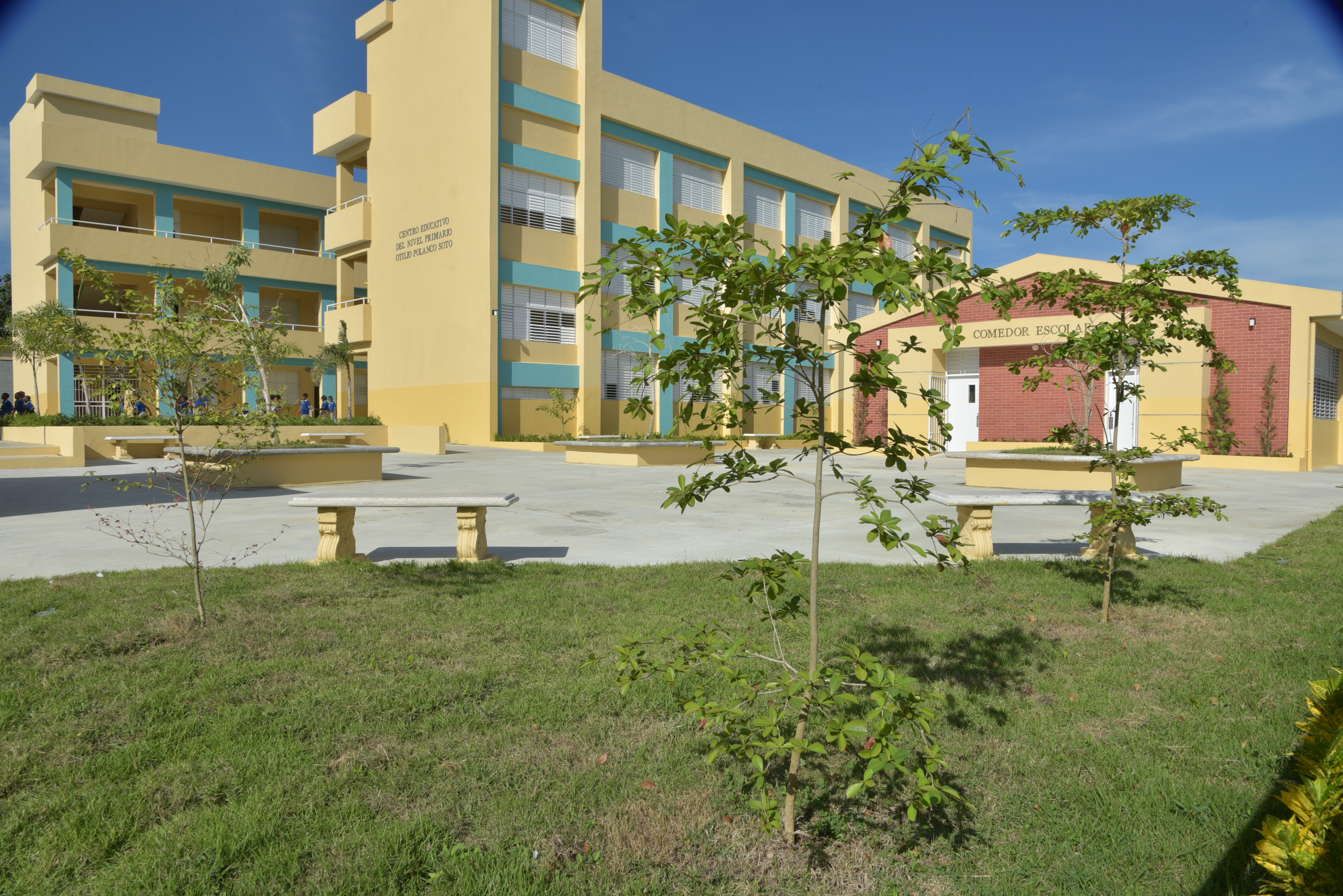  imagen Presidente Danilo Medina de pie junto a ministros Andr&eacute;s Navarro, Gonzalo Castillo y dem&aacute;s autoridades educativas cortando cinta dejan inaugurado moderno plantel educativo. 