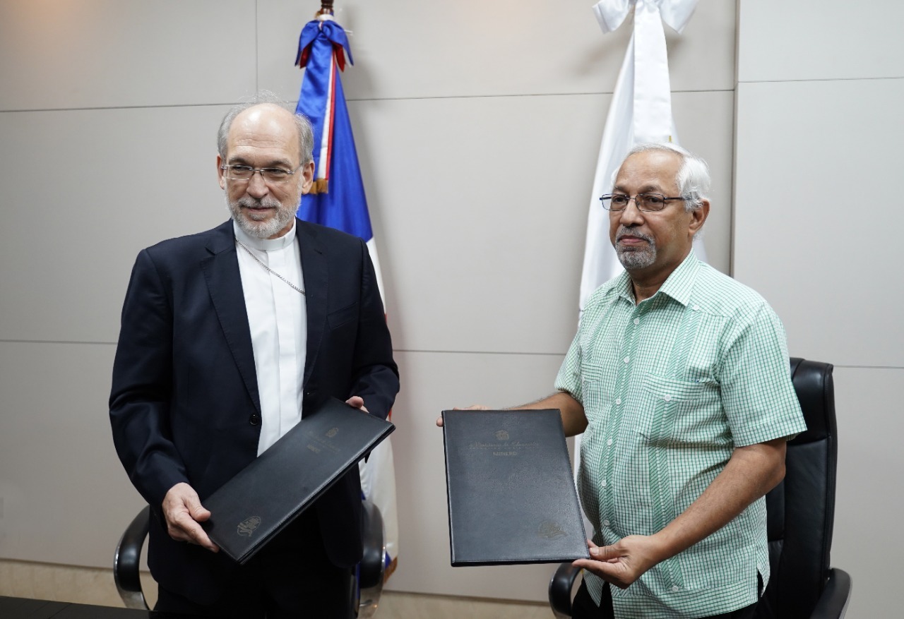  imagen Ministro &Aacute;ngel Hern&aacute;ndez junto al monse&ntilde;or V&iacute;ctor Masalles durante firma de acuerdo. 