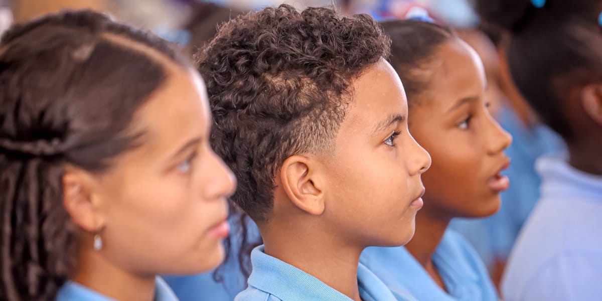  imagen Estudiantes en la inaguracion en la&nbsp; Escuela Primaria Orlando Mart&iacute;nez. 