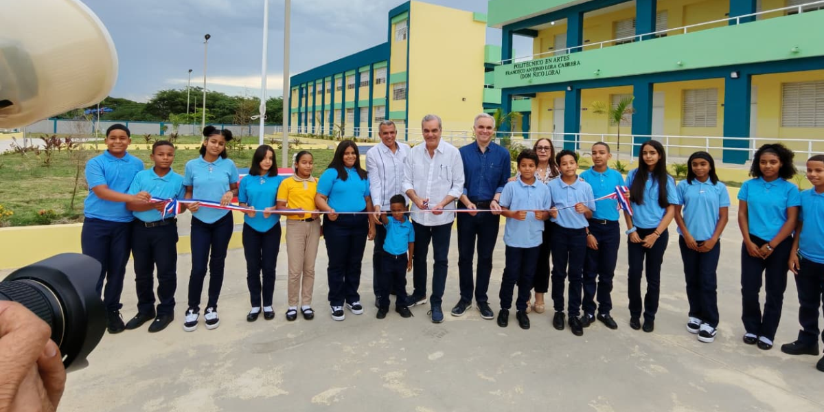  imagen El presidente Luis Abinader junto al ministro de Educaci&oacute;n, Luis Miguel De Camps inauguran escuela en Navarrete 